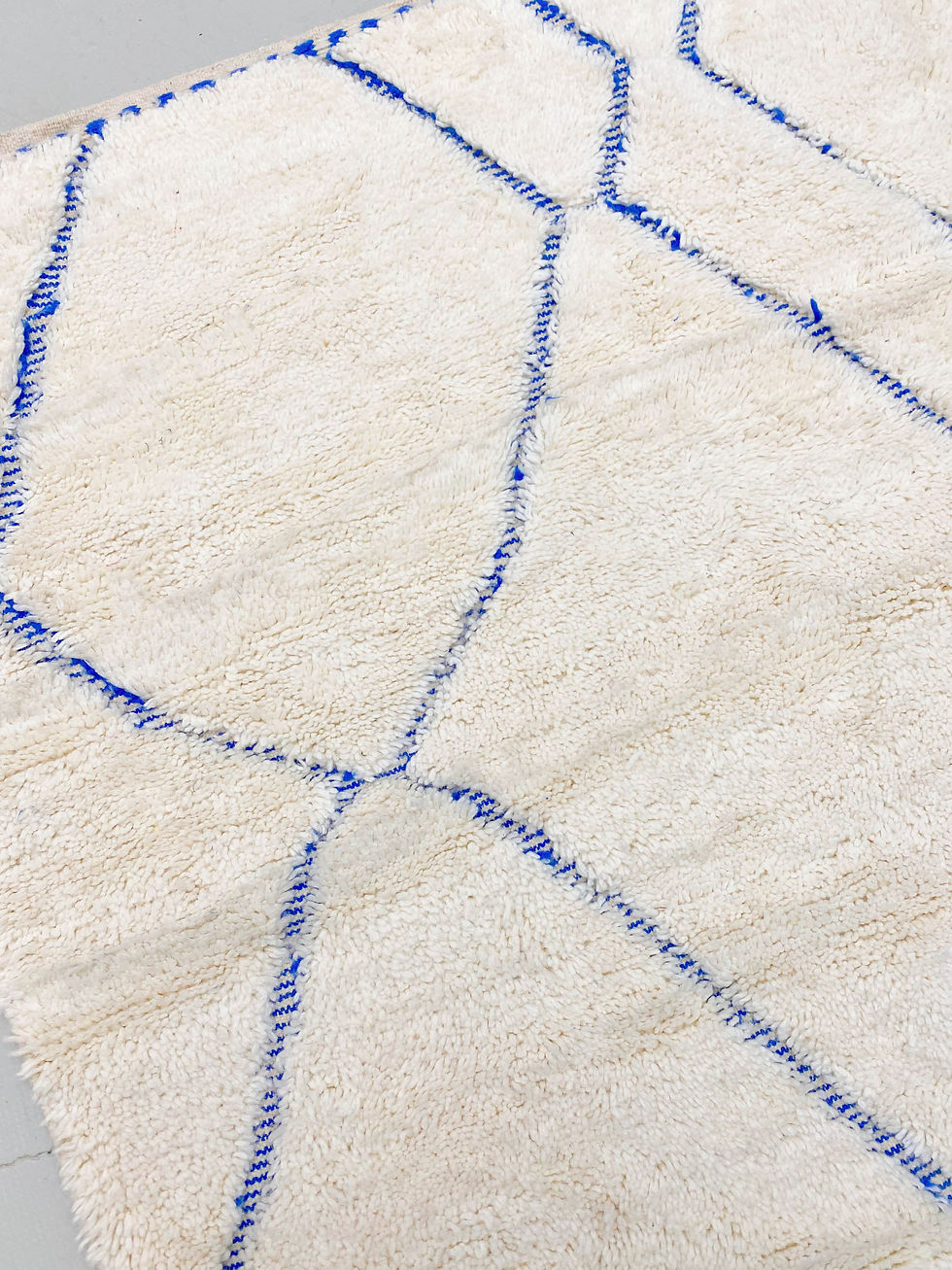 Miniature : Tapis berbère Beni Ouarain écru à motifs gravés bleu majorelle 2,50x1,55m
