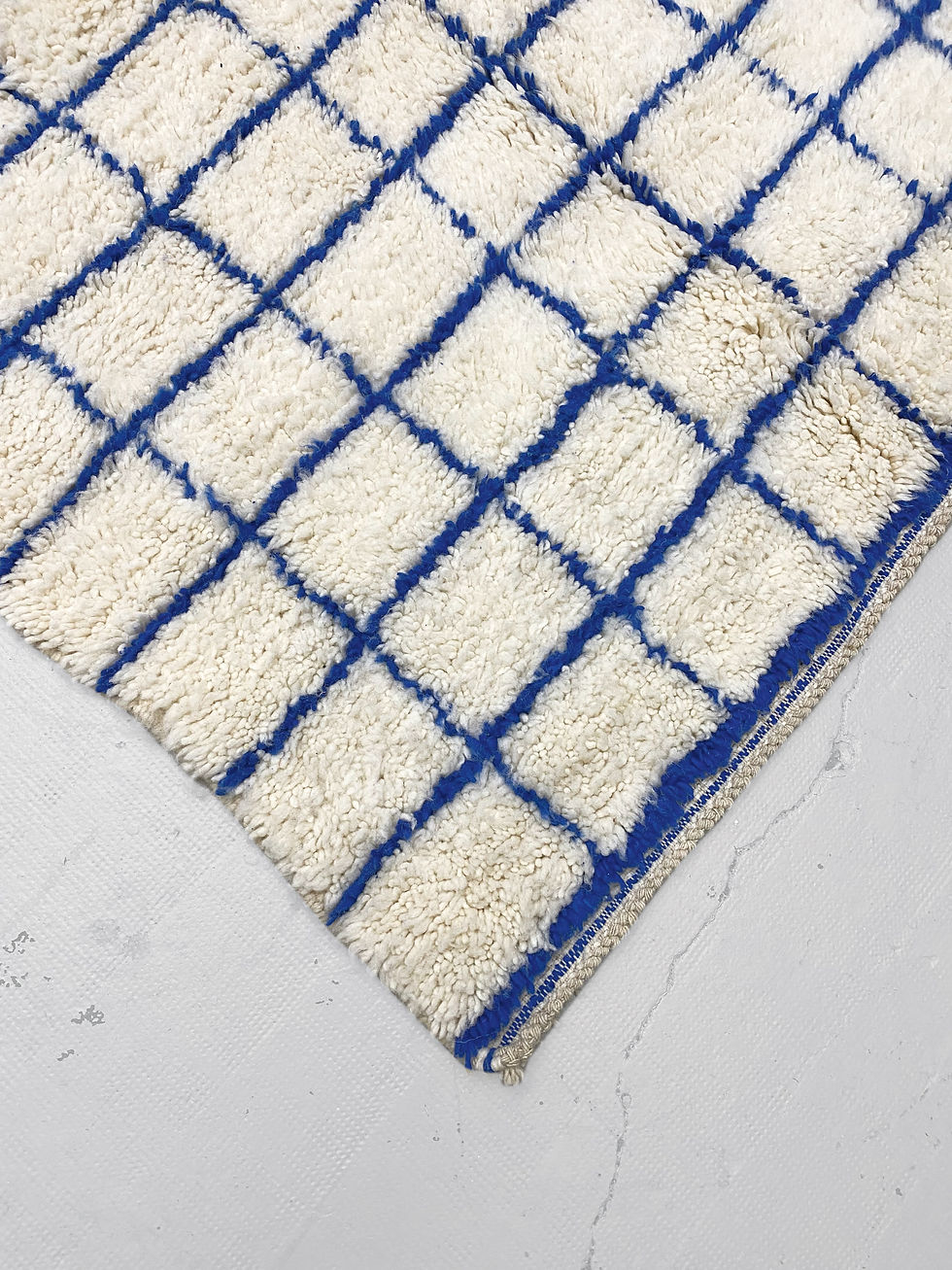 Miniatur: Marokkanischer Berberteppich Beni Ouarain mit Majorelle-blauen Karos, 1,80 x 1,40 m