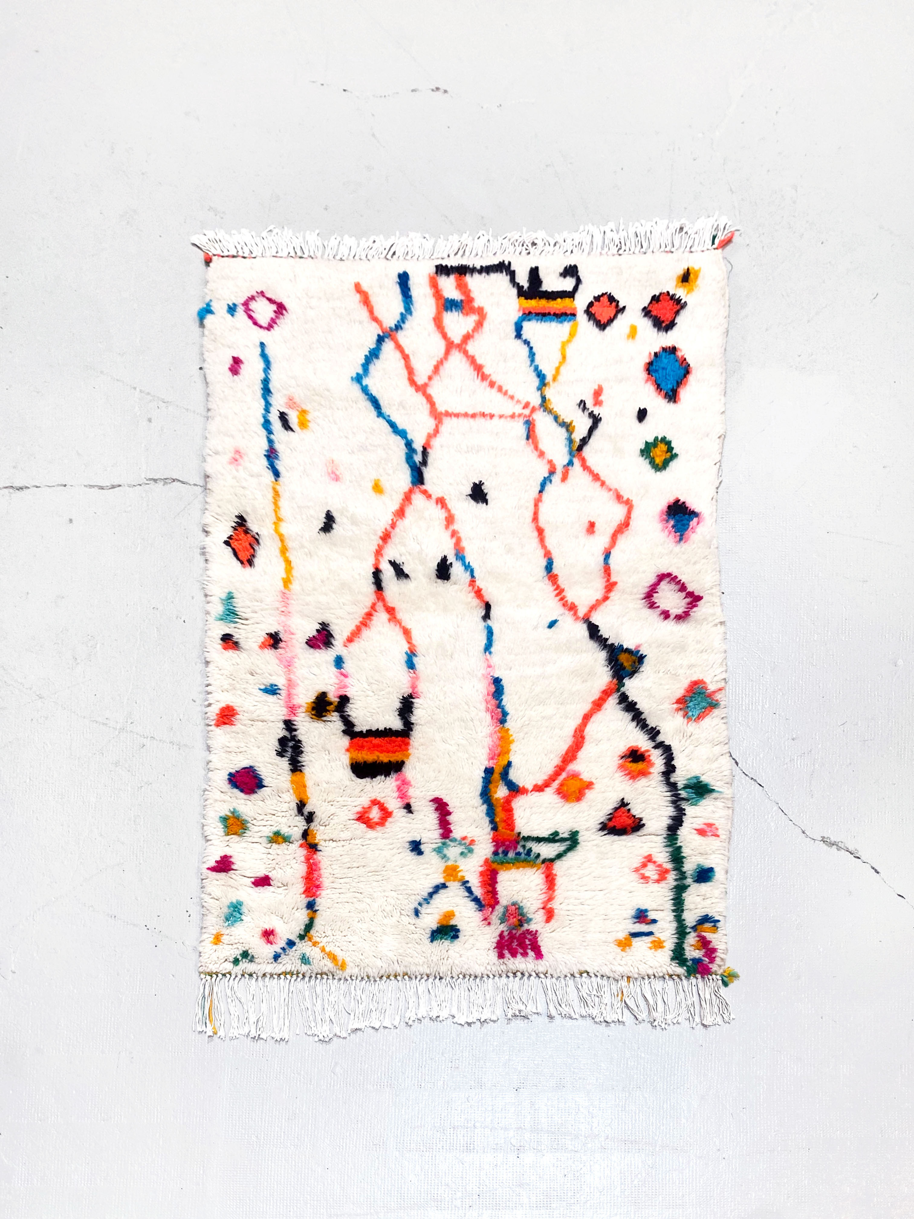 Tapis berbère Azilal écru à motifs colorés 1,48x0,94m