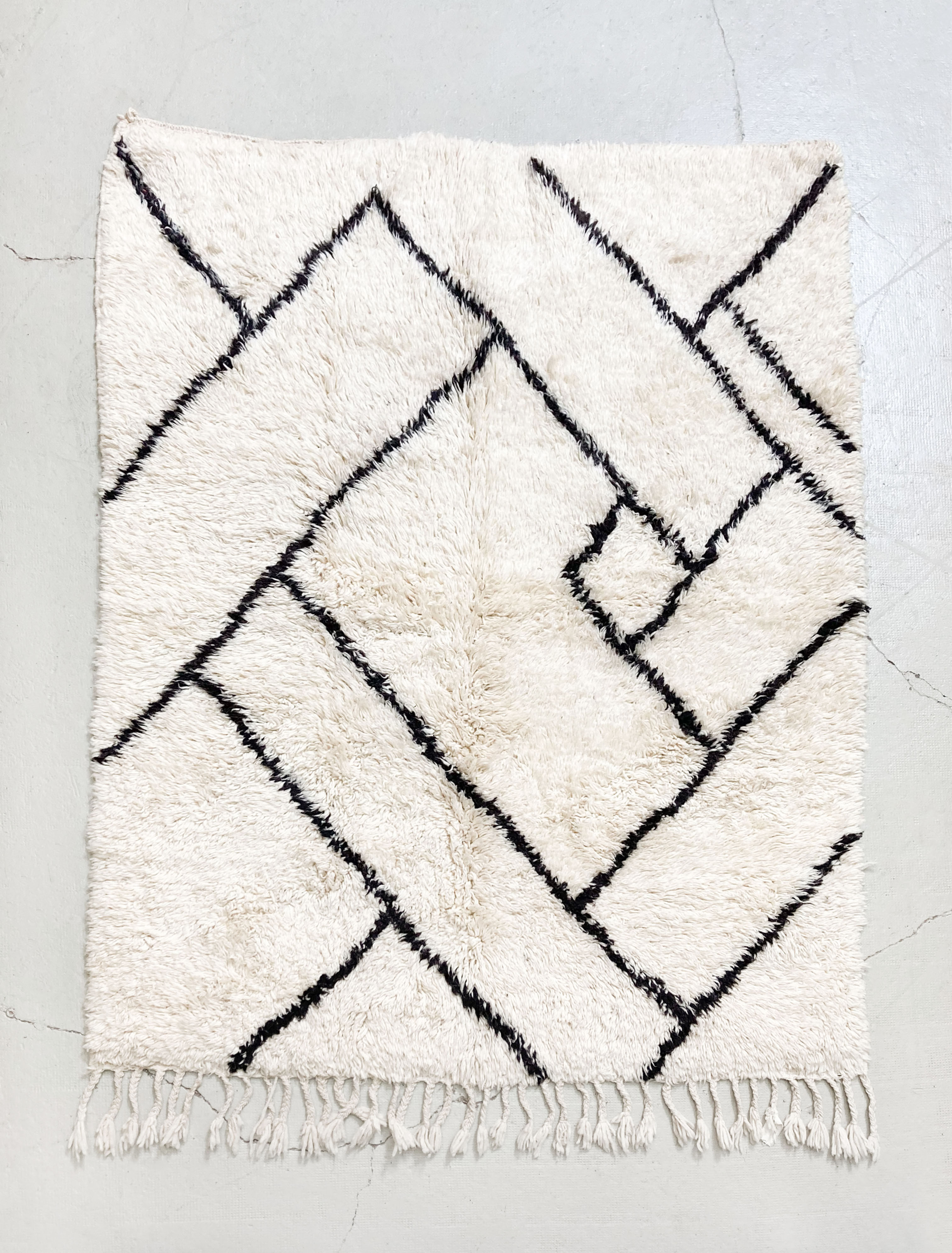 Tapis berbère Beni Ouarain écru à motifs noirs 1,93x1,50m