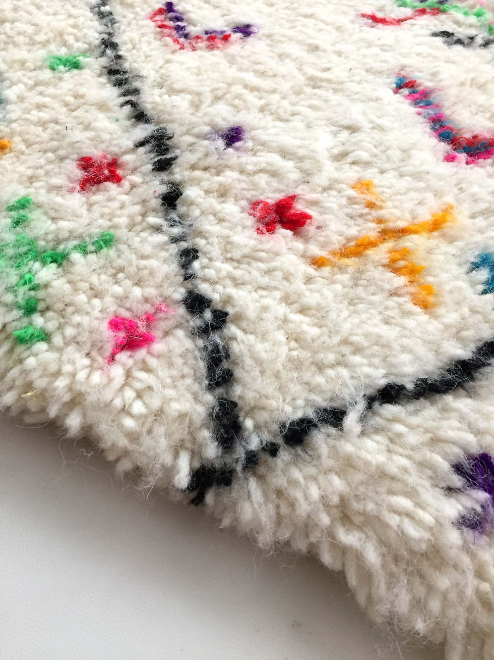 Miniature : Tapis berbère Azilal écru à losanges noirs et motifs colorés 2,30x1,78m