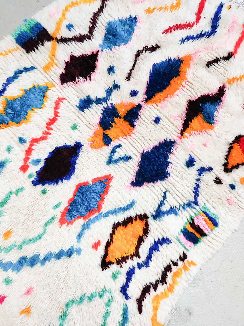 Miniature : Tapis berbère Azilal écru à motifs colorés 1,33x1,02m