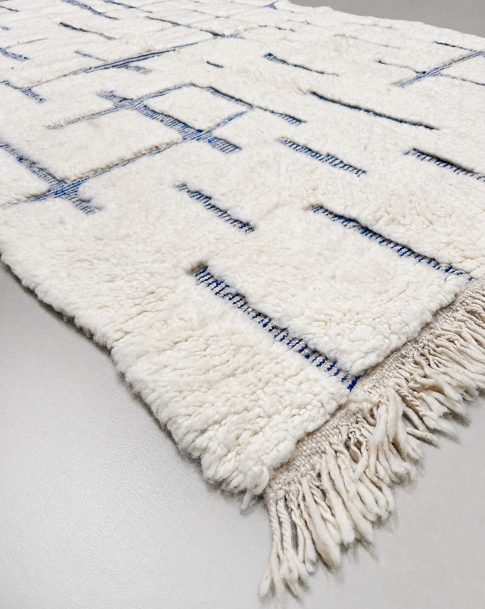 Miniatur: Beni Ouarain Berberteppich mit Majorelle-blauen Motiven, 2,41 x 1,50 m