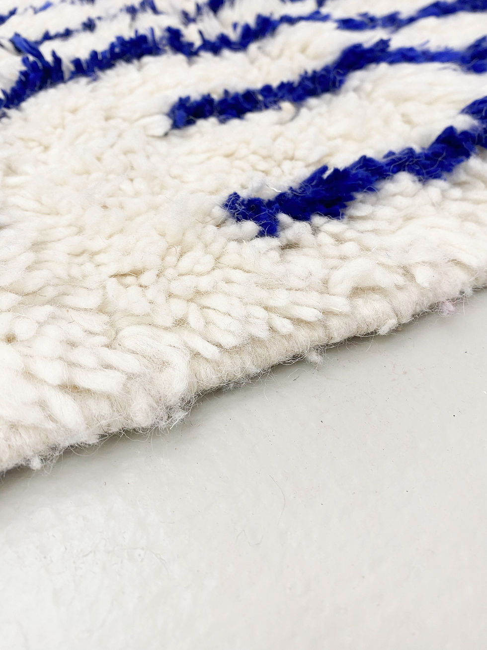 Miniatur: Ecru Azilal Berber-Teppich mit Majorelle-Blau-Motiven, 3,12 x 1,82 m
