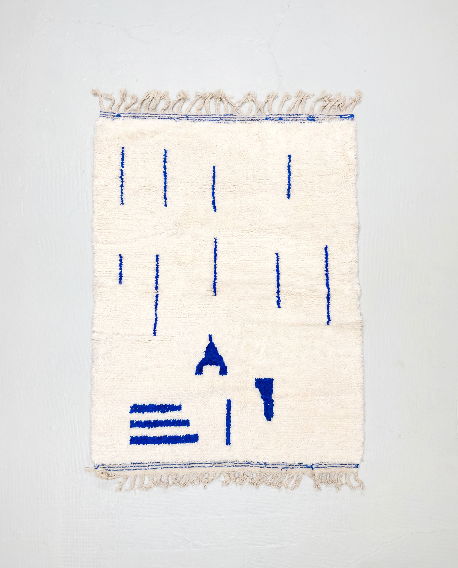 Tapis berbère Beni Ouarain écru à motifs bleu majorelle 1,45x1,06m