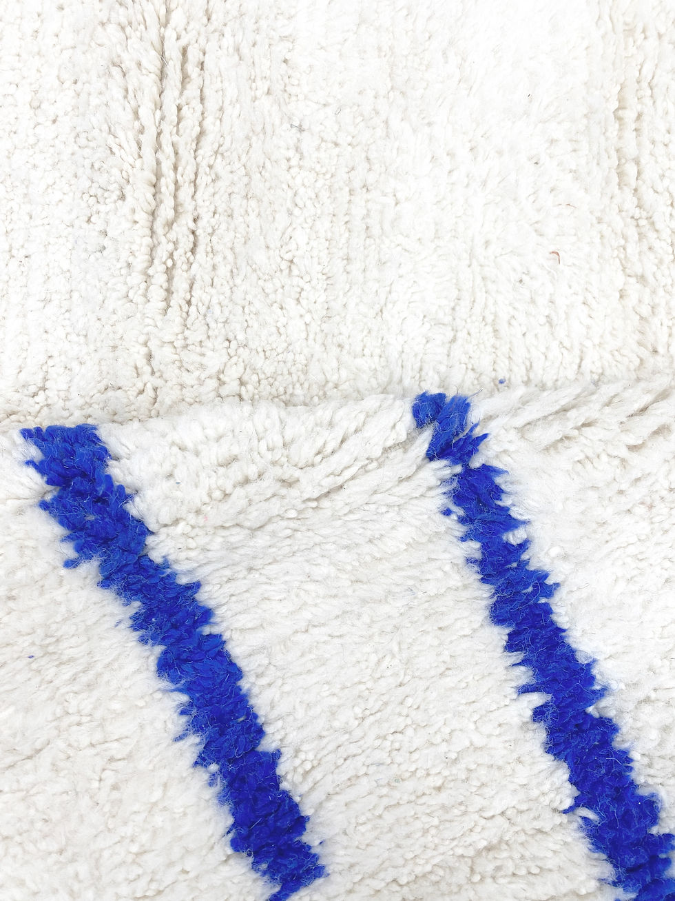 Miniature : Tapis berbère Beni Ouarain écru à motifs bleu majorelle 2,60x1,47m