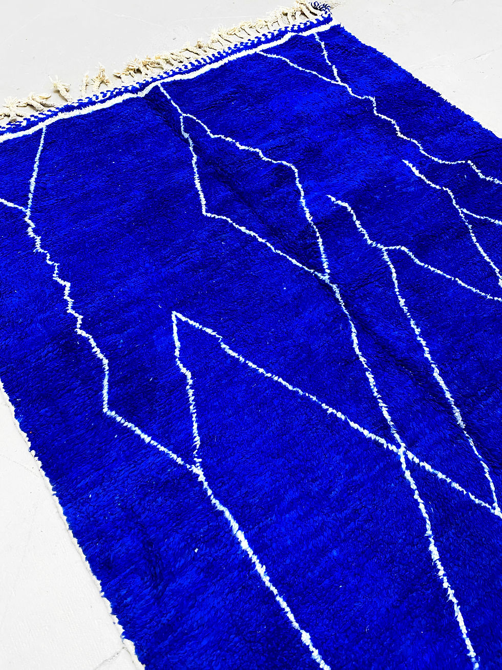 Miniatur: Majorelle-blauer Beni-Ouarain-Teppich mit freiformigen weißen Mustern