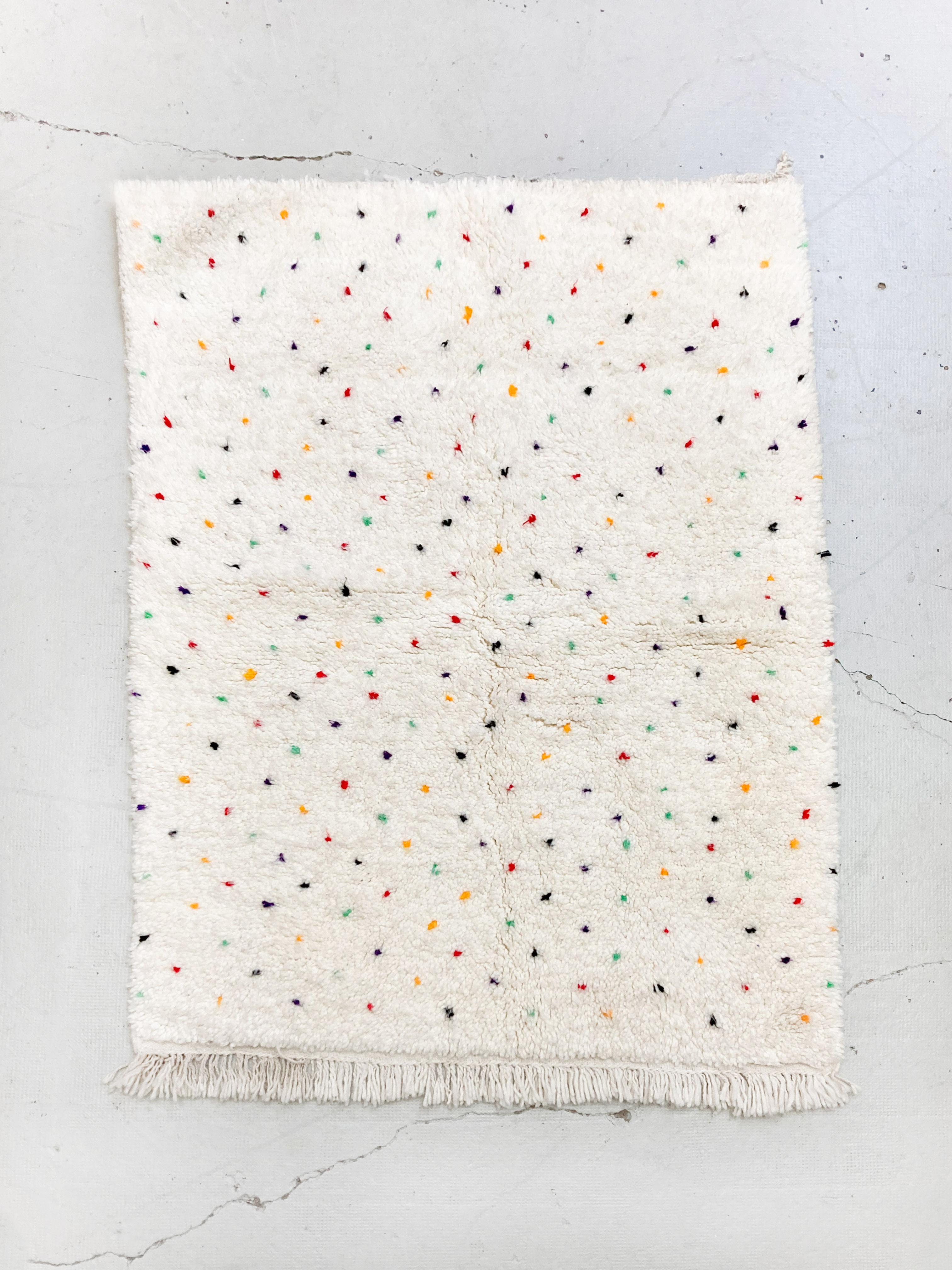 Tapis berbère Beni Ouarain écru à pois colorés 1,43x1,12m