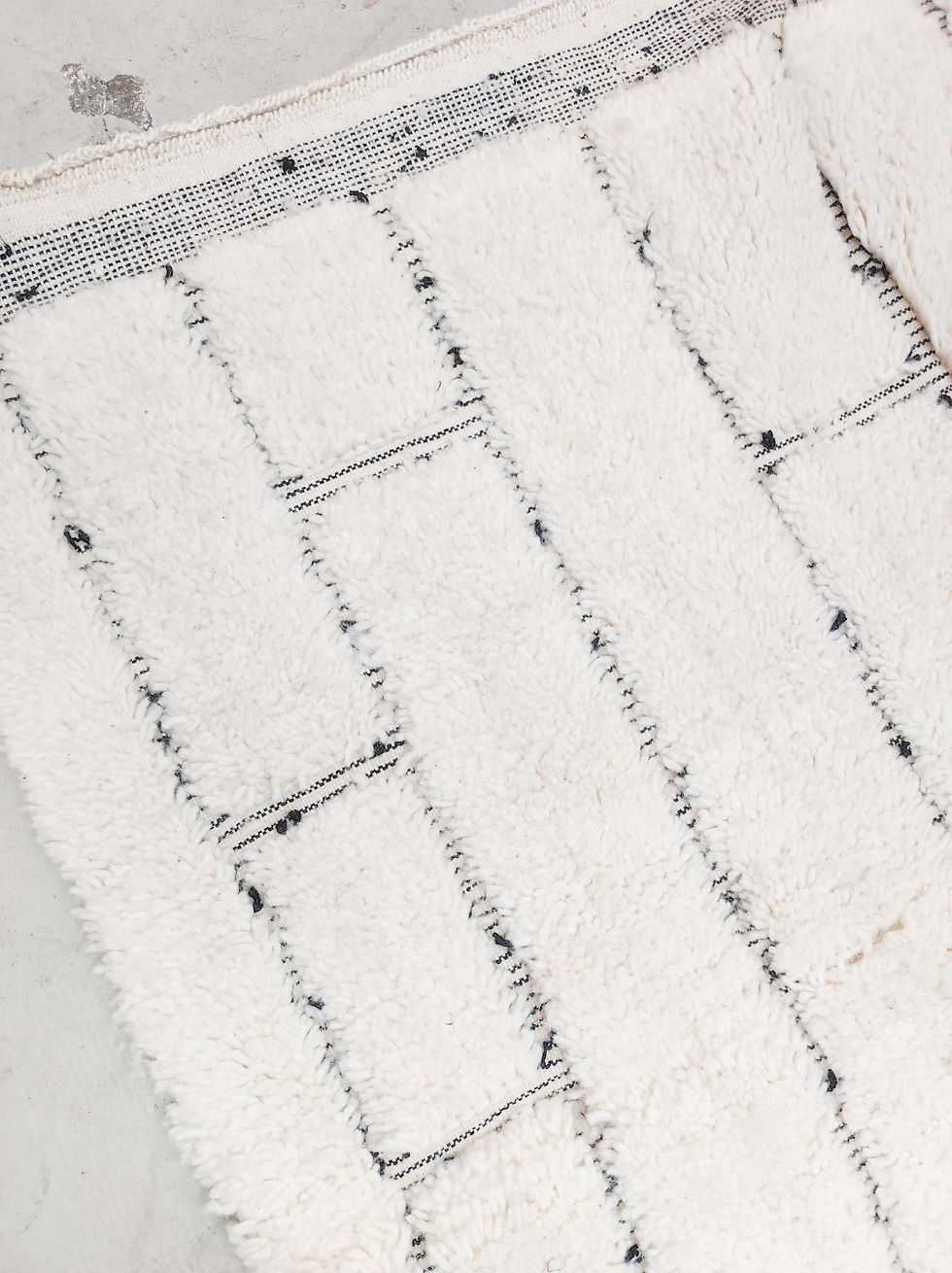 Miniature : Tapis berbère Beni Ouarain écru à motifs noirs gravés 2,40x1,57m