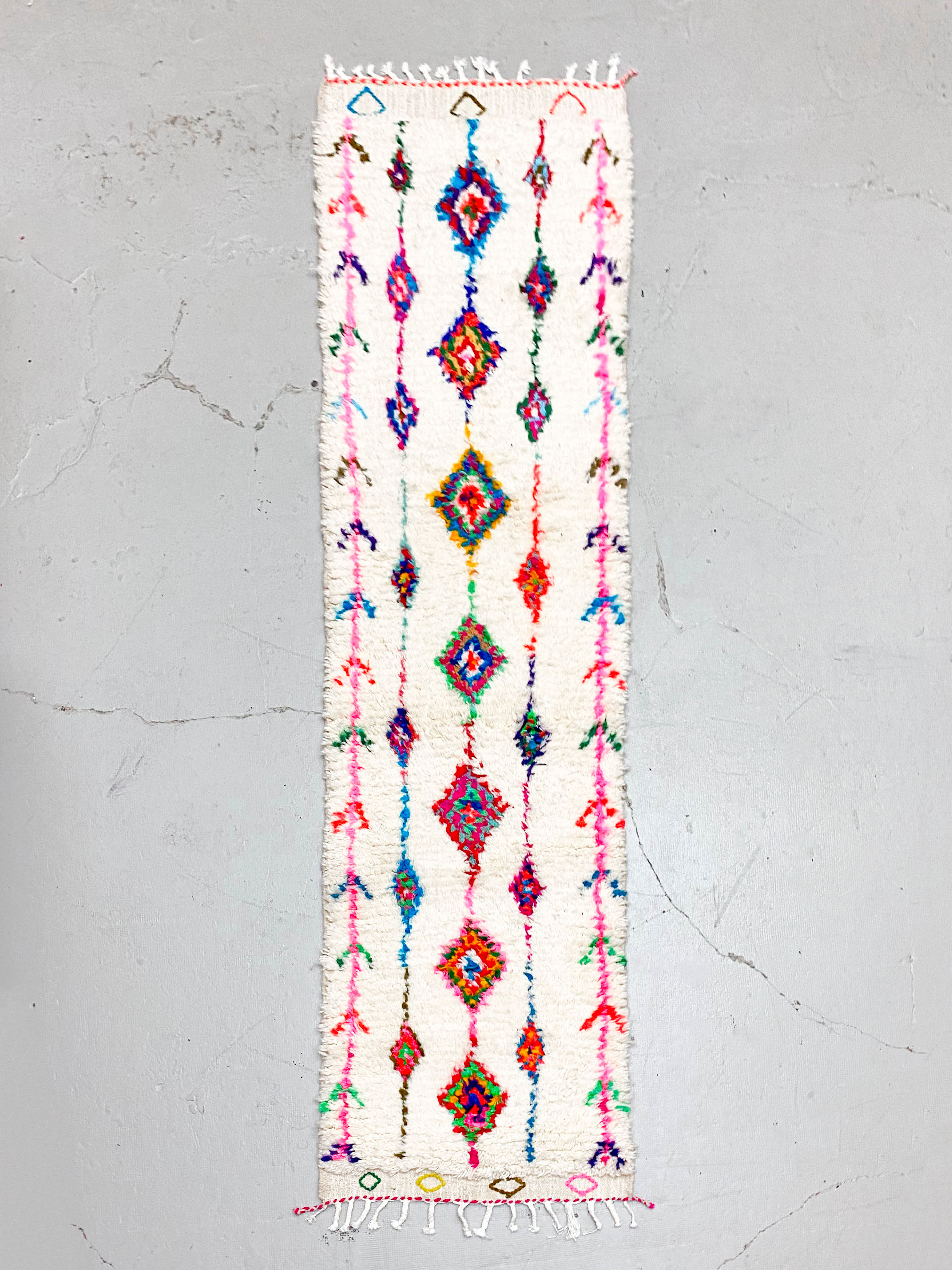 Tapis berbère Azilal couloir écru à motifs colorés 3,05x0,84m