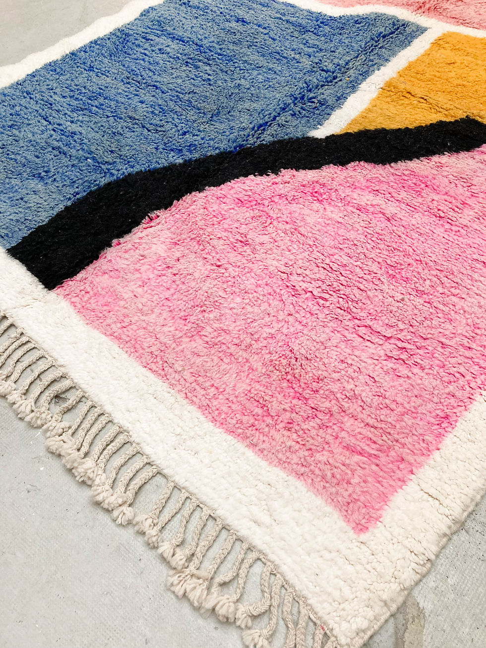 Miniature : Tapis berbère Boujaad écru à motifs colorés 2,92x2,07m