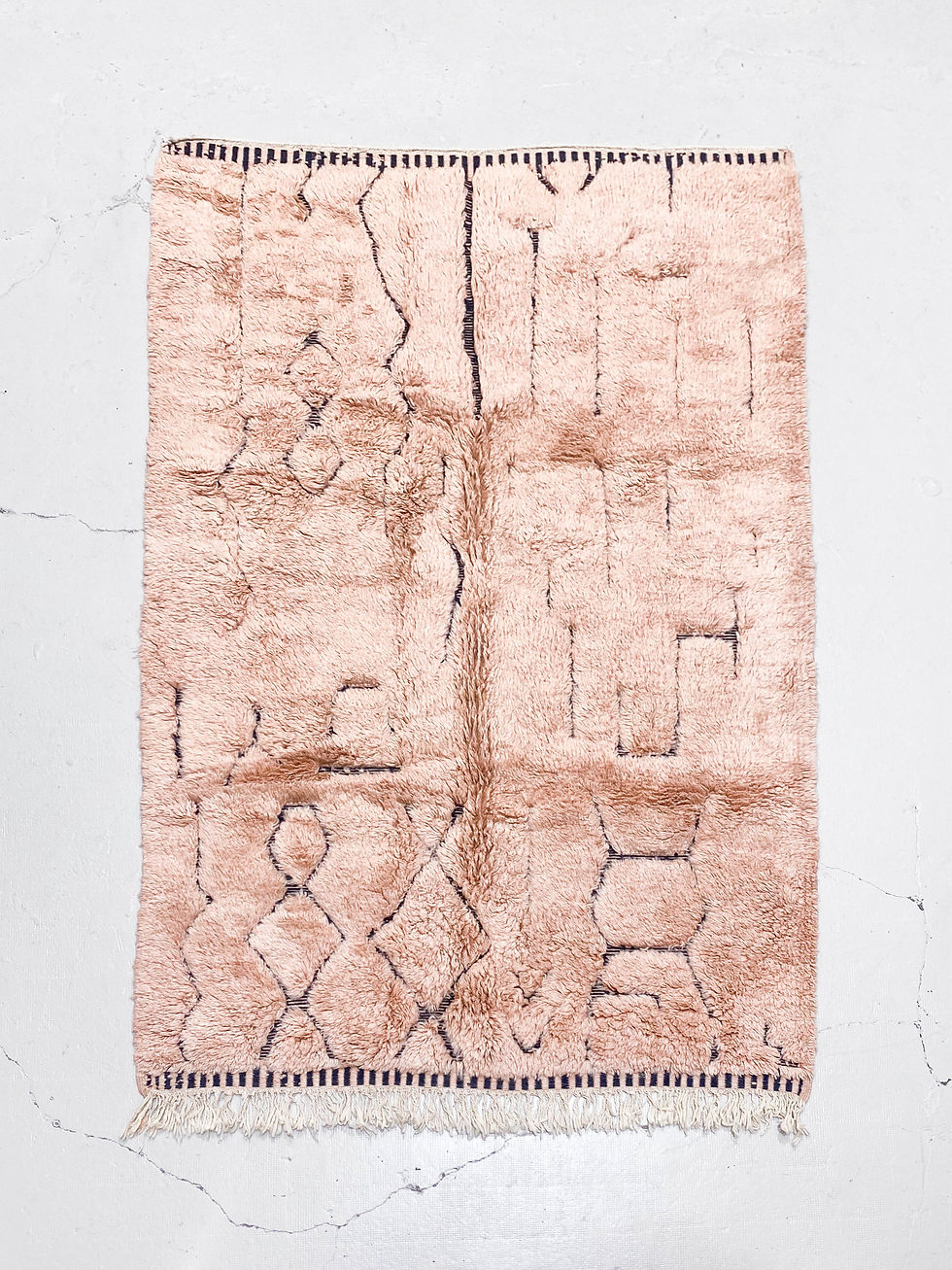 Miniature : Tapis berbère Beni Ouarain vieux rose à motifs noirs gravés 2,55x1,68m