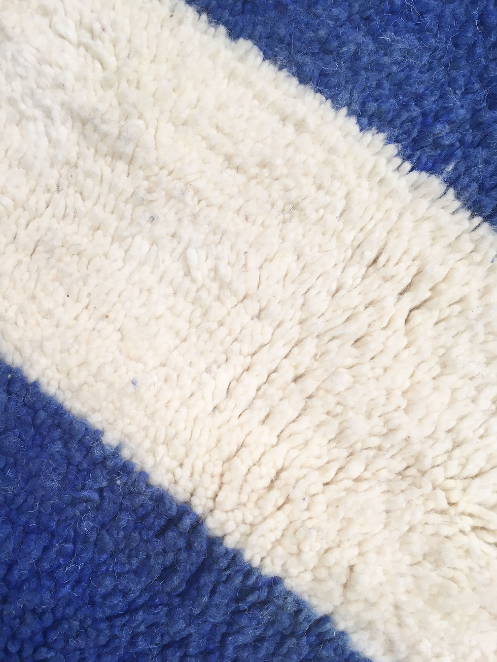 Miniature : Tapis berbère Beni Ouarain écru à motifs bleu majorelle 2,60x1,56m