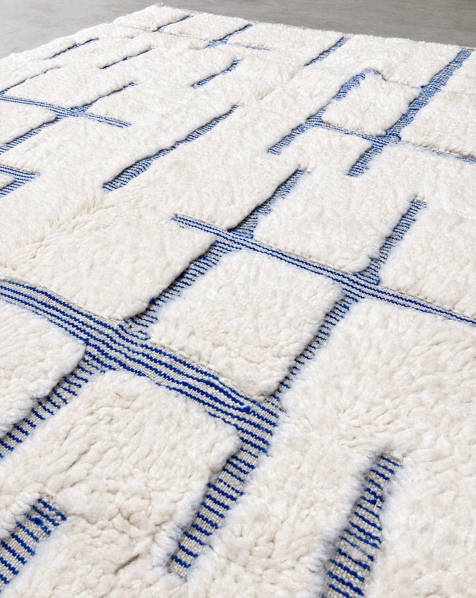 Miniatur: Beni Ouarain Berberteppich mit Majorelle-blauen Motiven, 2,41 x 1,50 m
