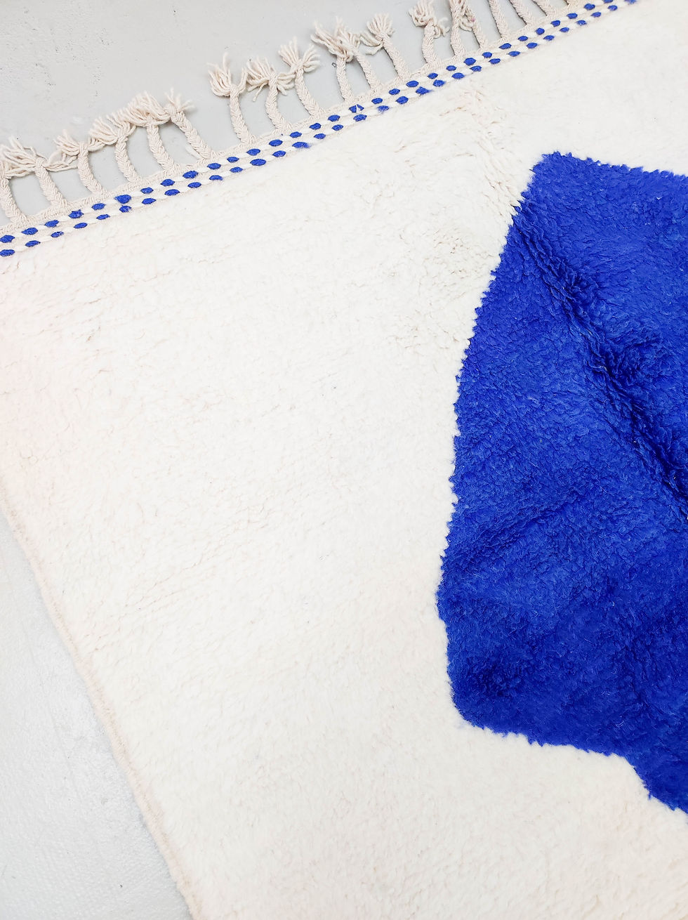 Miniature : Tapis berbère Beni Ouarain écru à motifs bleu majorelle 2,44x1,64m