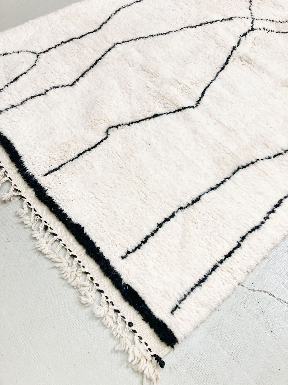 Miniature : Tapis berbère Beni Ouarain écru à motifs noirs 2,45x1,51m