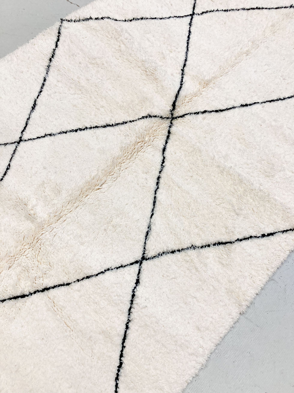 Miniature : Tapis berbère Beni Ouarain écru à losanges noirs 2,62x1,59m