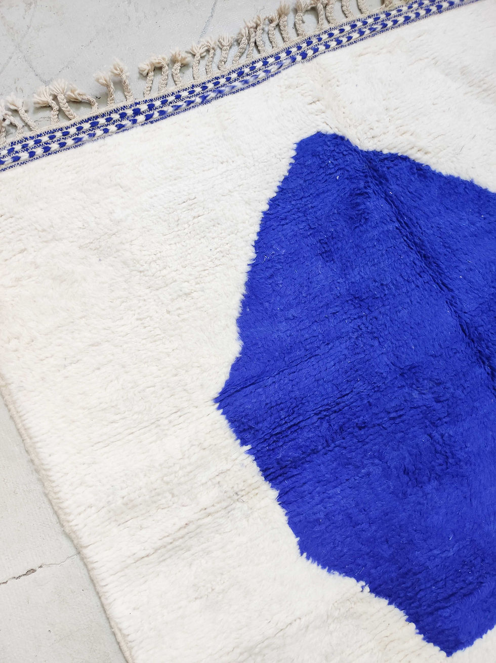 Miniature : Tapis berbère Beni Ouarain écru à motifs bleu majorelle 2,42x1,72m