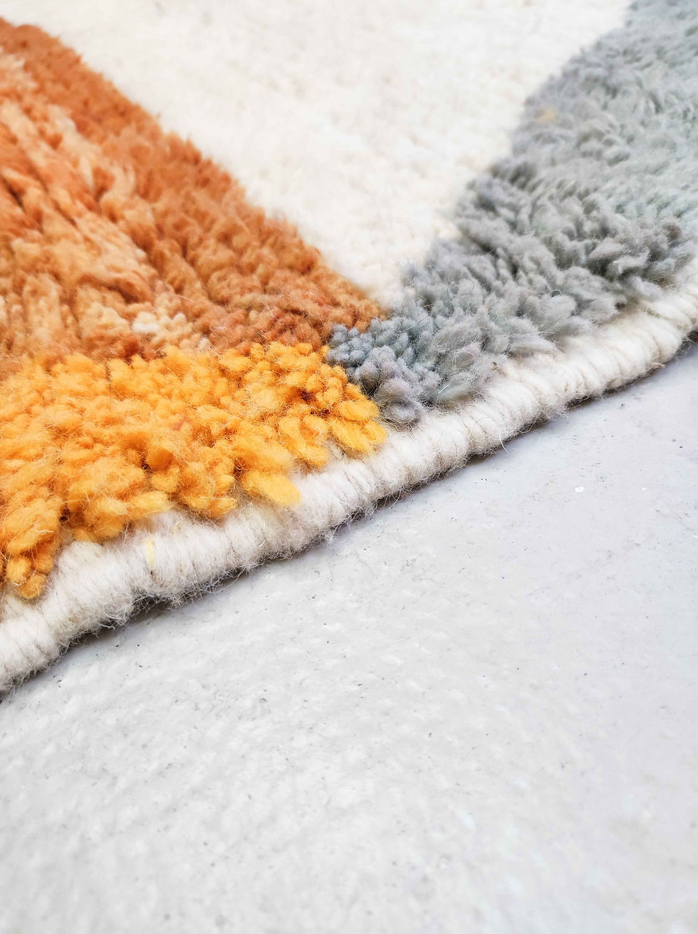 Miniature : Tapis berbère Boujaad écru à motifs colorés 2,46x1,72m