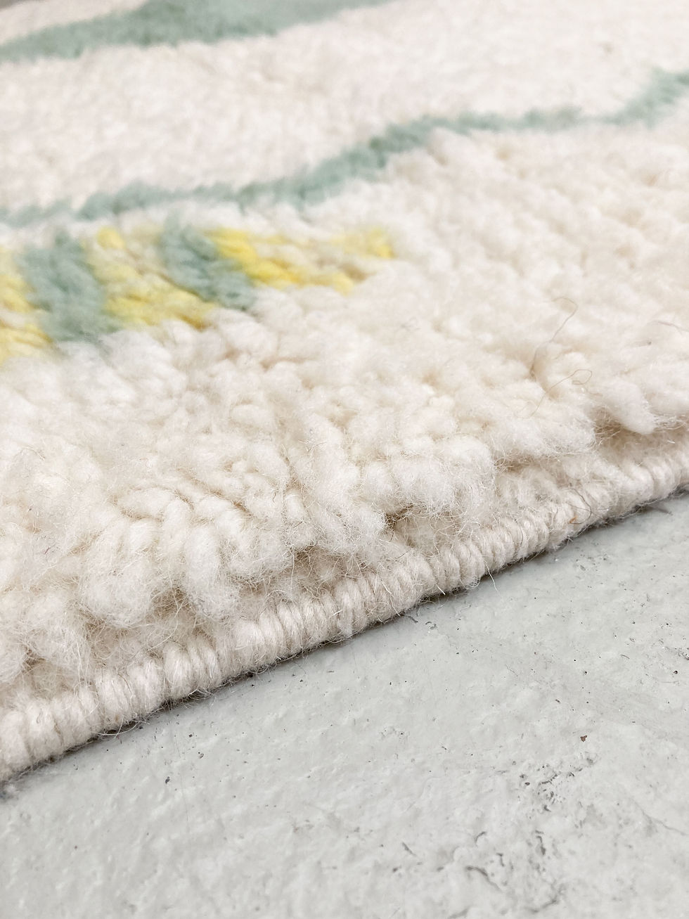 Miniature : Tapis berbère Beni Ouarain écru à motifs colorés 1,57x1,08m