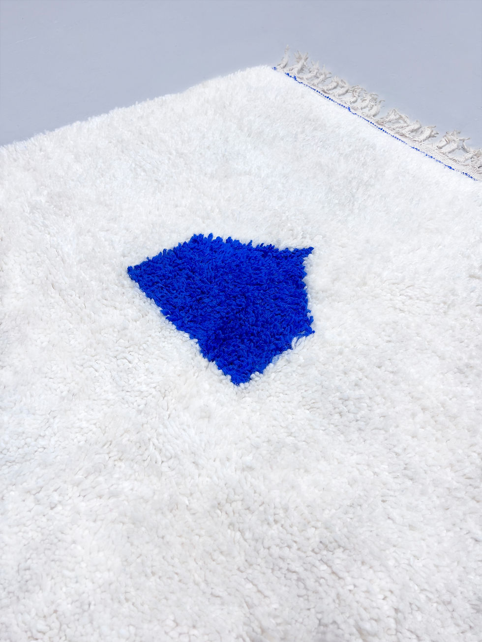 Miniature : Tapis berbère Beni Ouarain écru à motifs bleu majorelle 1,55x1,05m