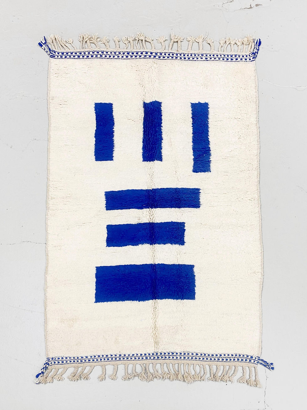 Miniature : Tapis berbère Beni Ouarain écru à motifs bleu majorelle 2,58x1,62m