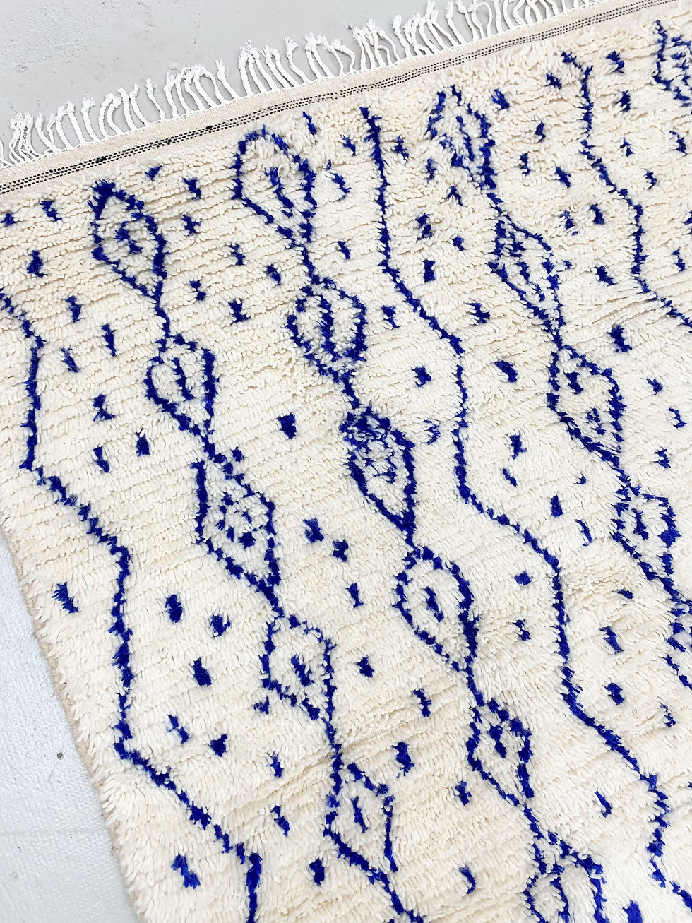 Miniature : Tapis berbère Azilal écru à motifs bleu majorelle 2,50x1,57m