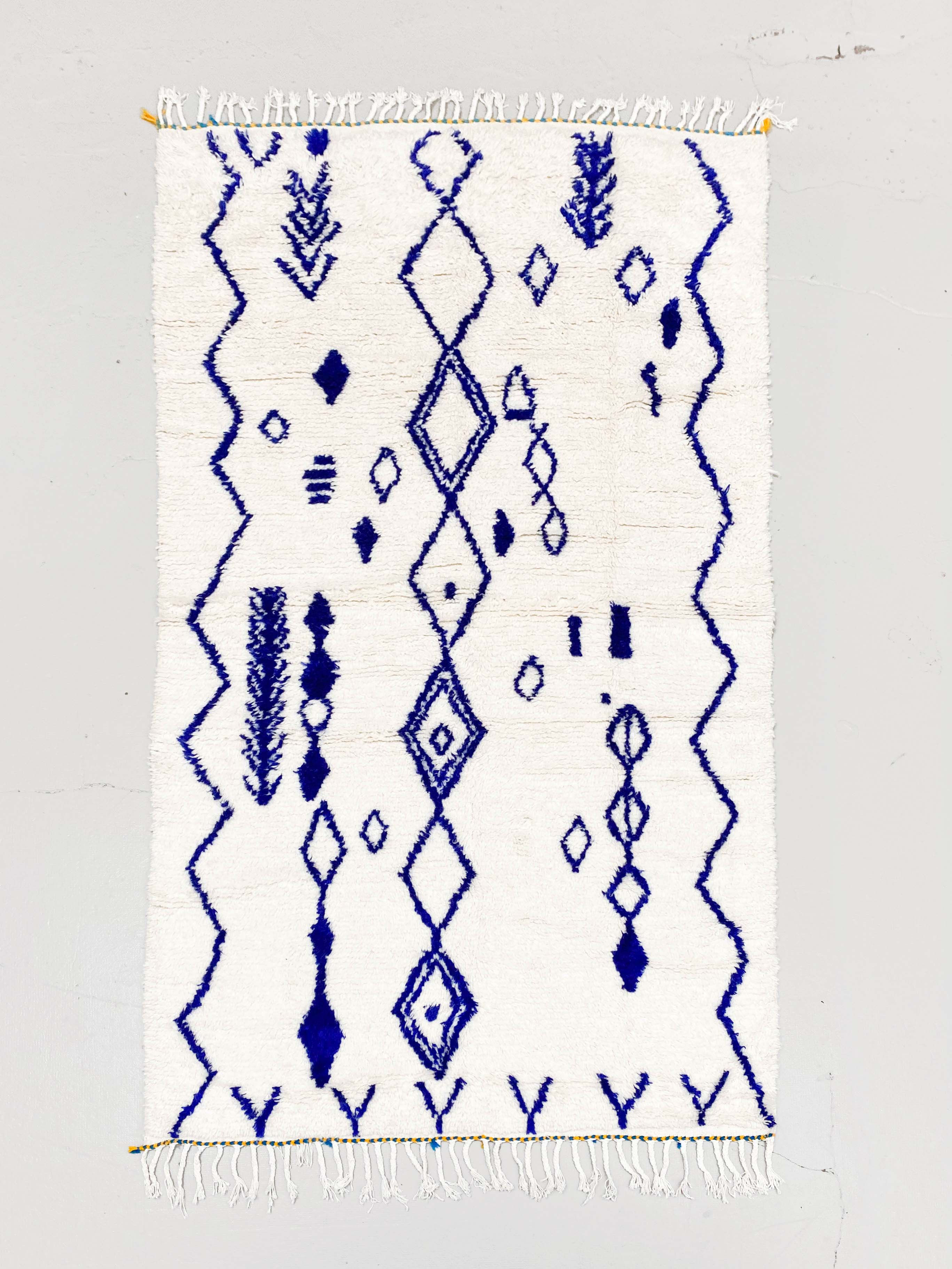 Tapis berbère Azilal écru à motifs bleu majorelle 2,66x1,50m