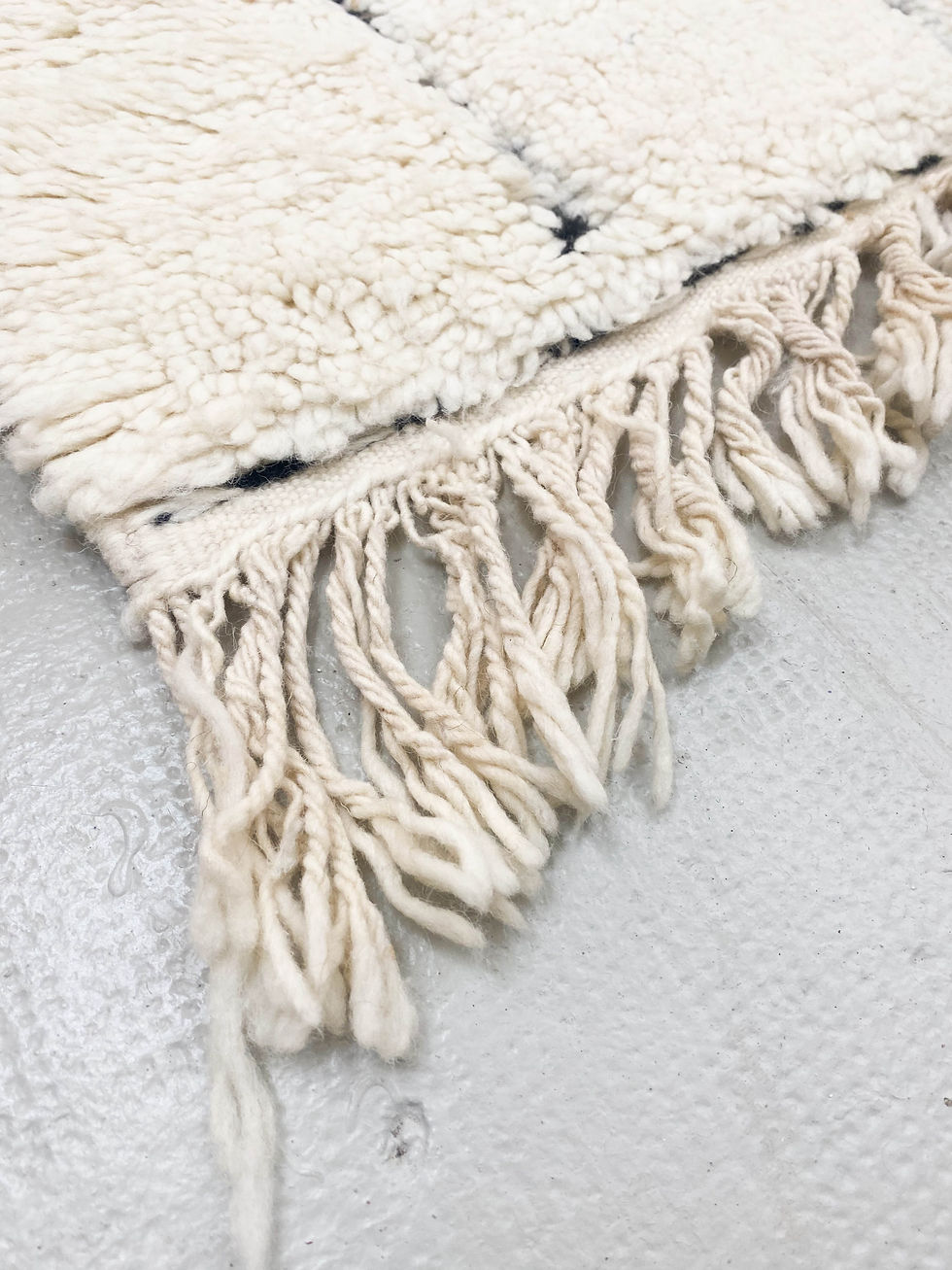 Miniature : Tapis berbère Beni Ouarain écru à lignes noires gravées 2,94x1,99m