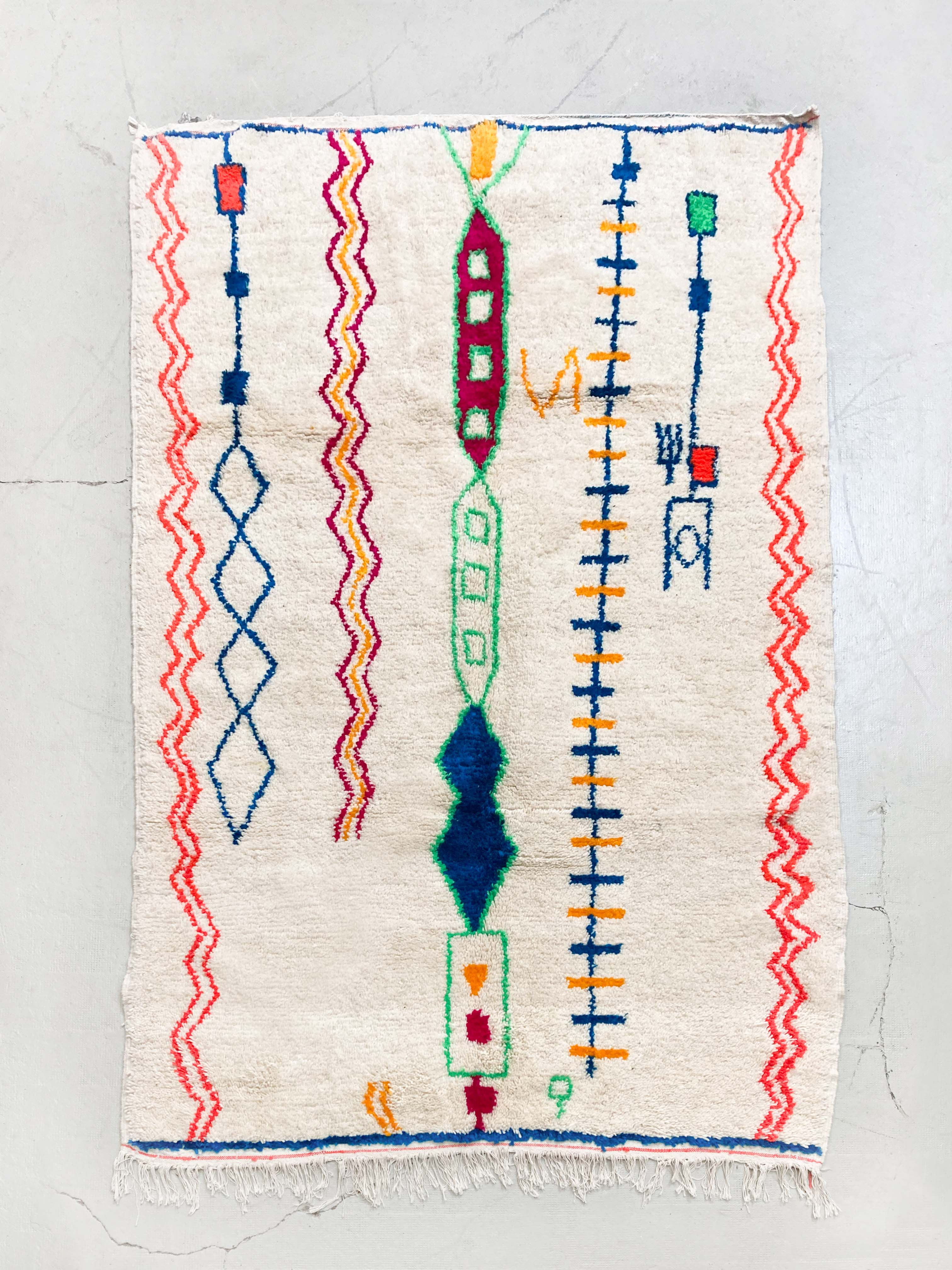 Tapis berbère marocain Azilal à motifs fluos 2,55x1,61m