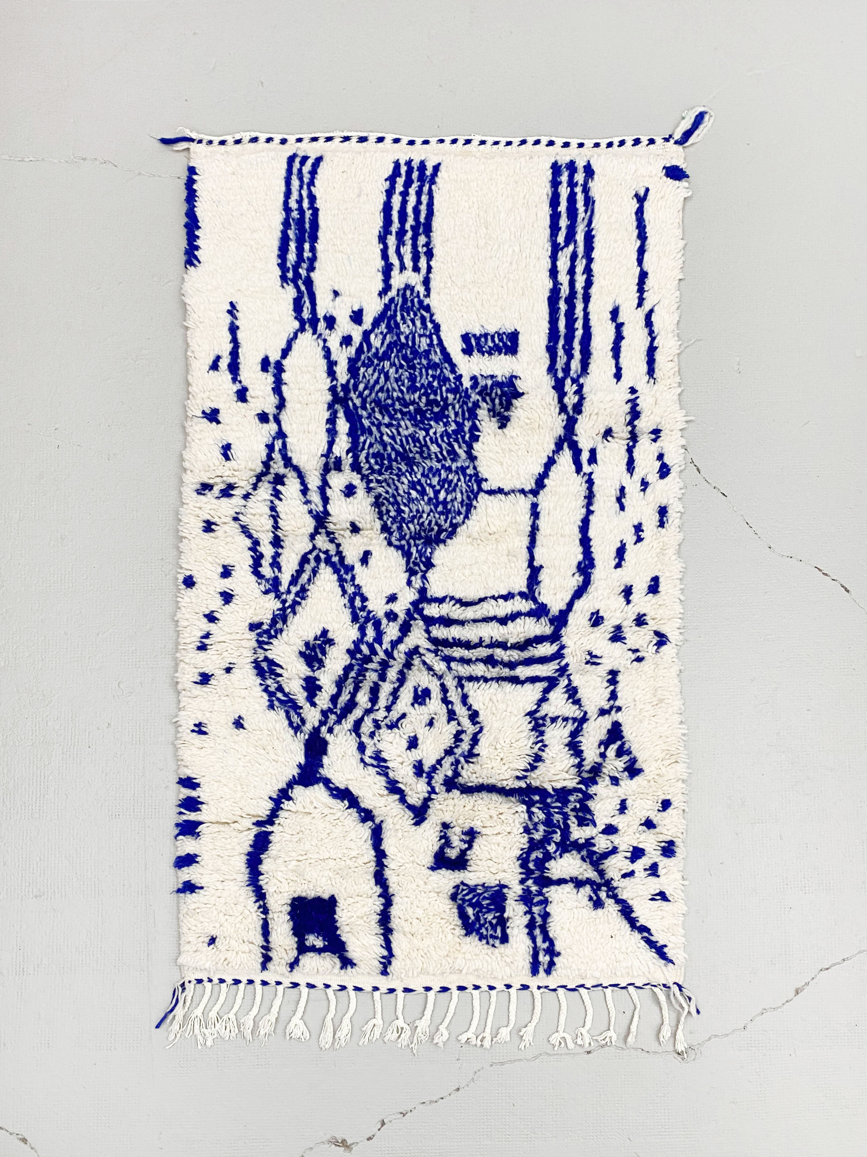 Tapis berbère Azilal écru à motifs bleu majorelle 1,53x0,84m