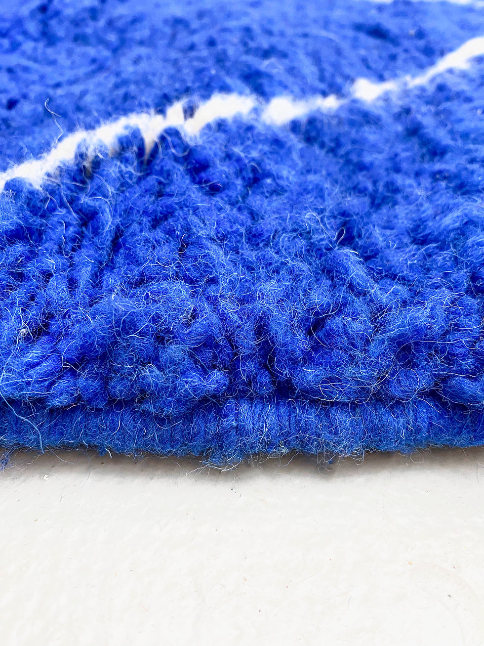 Miniature : Tapis berbère Beni Ouarain bleu majorelle à motifs écrus 1,46x1,07m