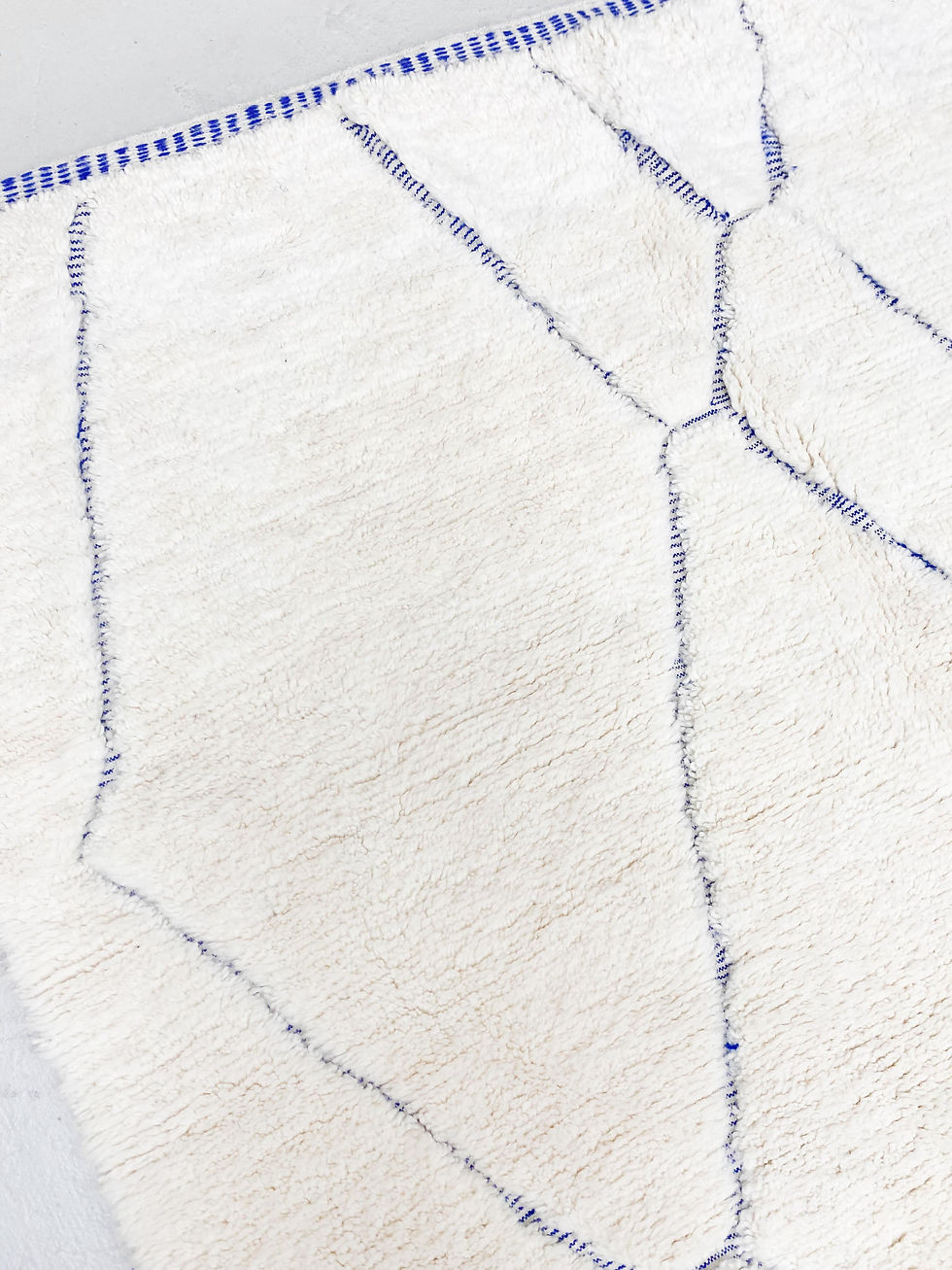 Miniature : Tapis berbère Beni Ouarain écru à motifs bleu majorelle 2,88x2,07m