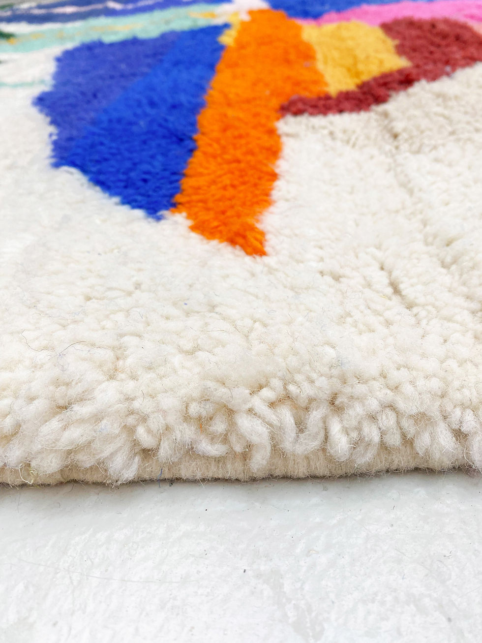 Miniature : Tapis berbère Boujaad écru à motifs colorés 2,68x1,60m