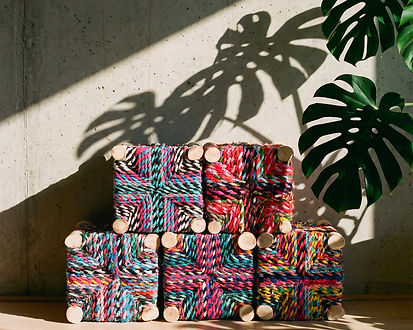 Taburetes pequeños de madera marroquí de colores vivos