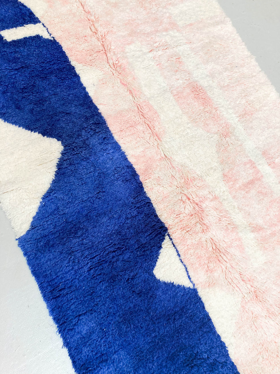 Miniature : Tapis berbère Beni Ouarain écru à motifs bleus et roses 2,45x1,56m