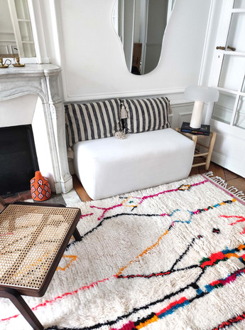 Un tapis berbère Azilal coloré dans un intérieur haussmanien