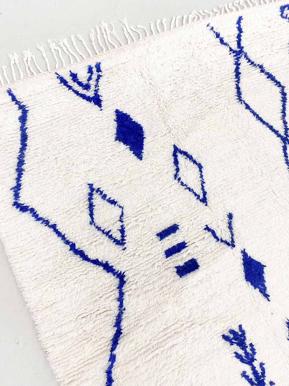 Miniature : Tapis berbère Azilal écru à motifs bleu majorelle 3,05x1,93m