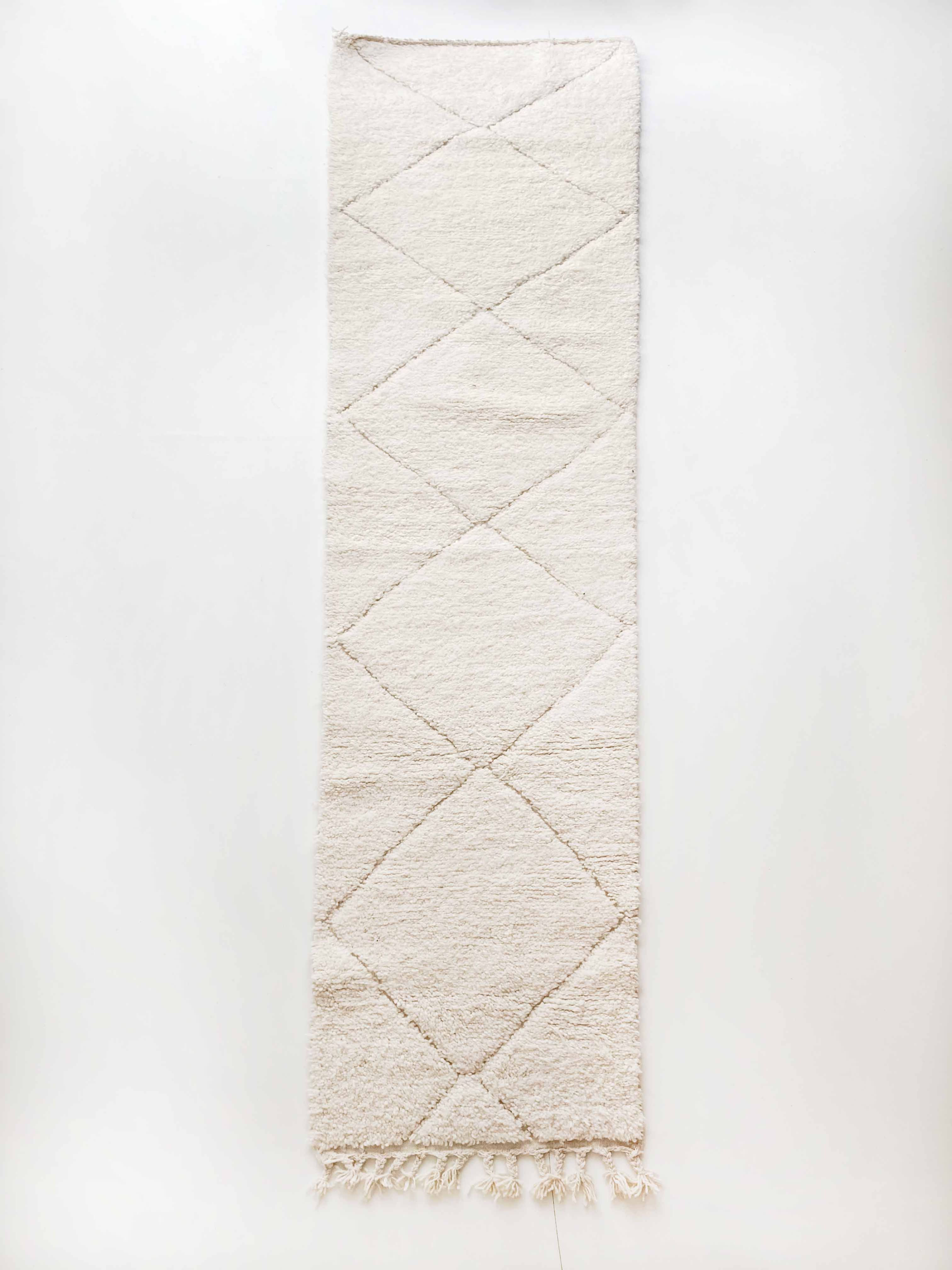 Tapis berbère Beni Ouarain couloir écru uni à losanges gravés 3,34x0,74m