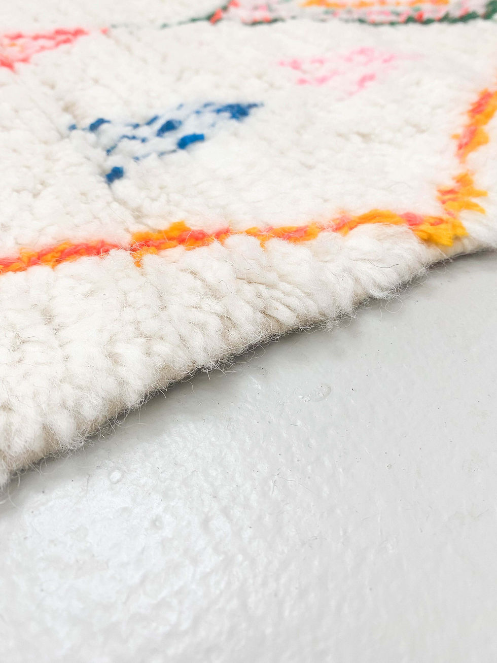 Miniature : Tapis berbère Azilal écru à motifs colorés 2,75x1,53m