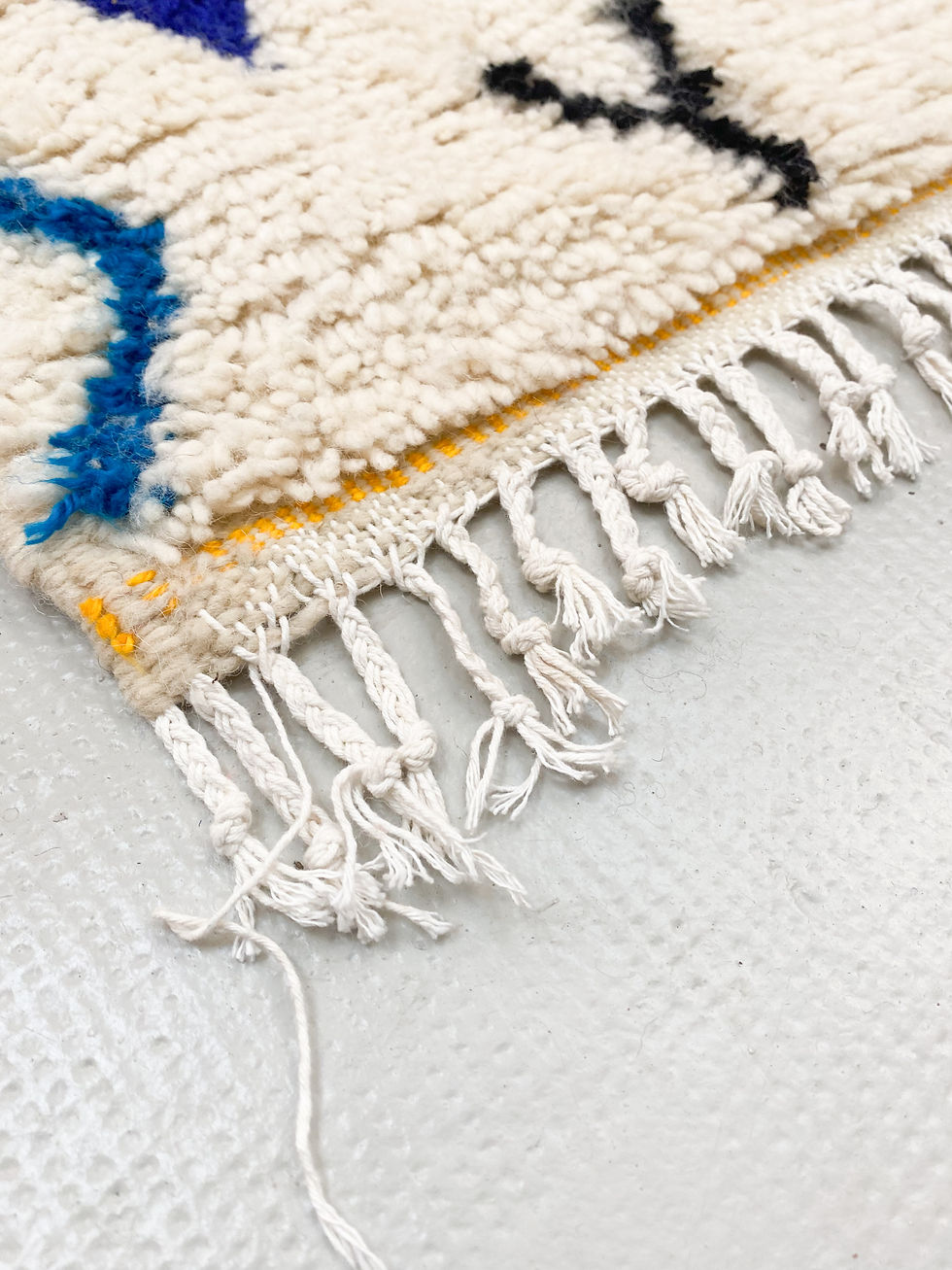 Miniature : Tapis berbère Azilal écru à motifs colorés 1,50x0,97m