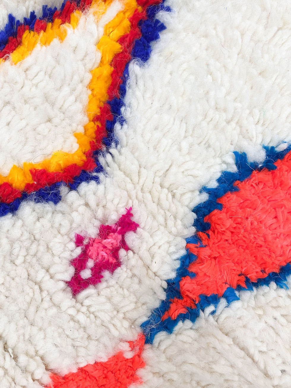 Miniature : Tapis berbère Azilal écru à motifs colorés 2,44x1,36m