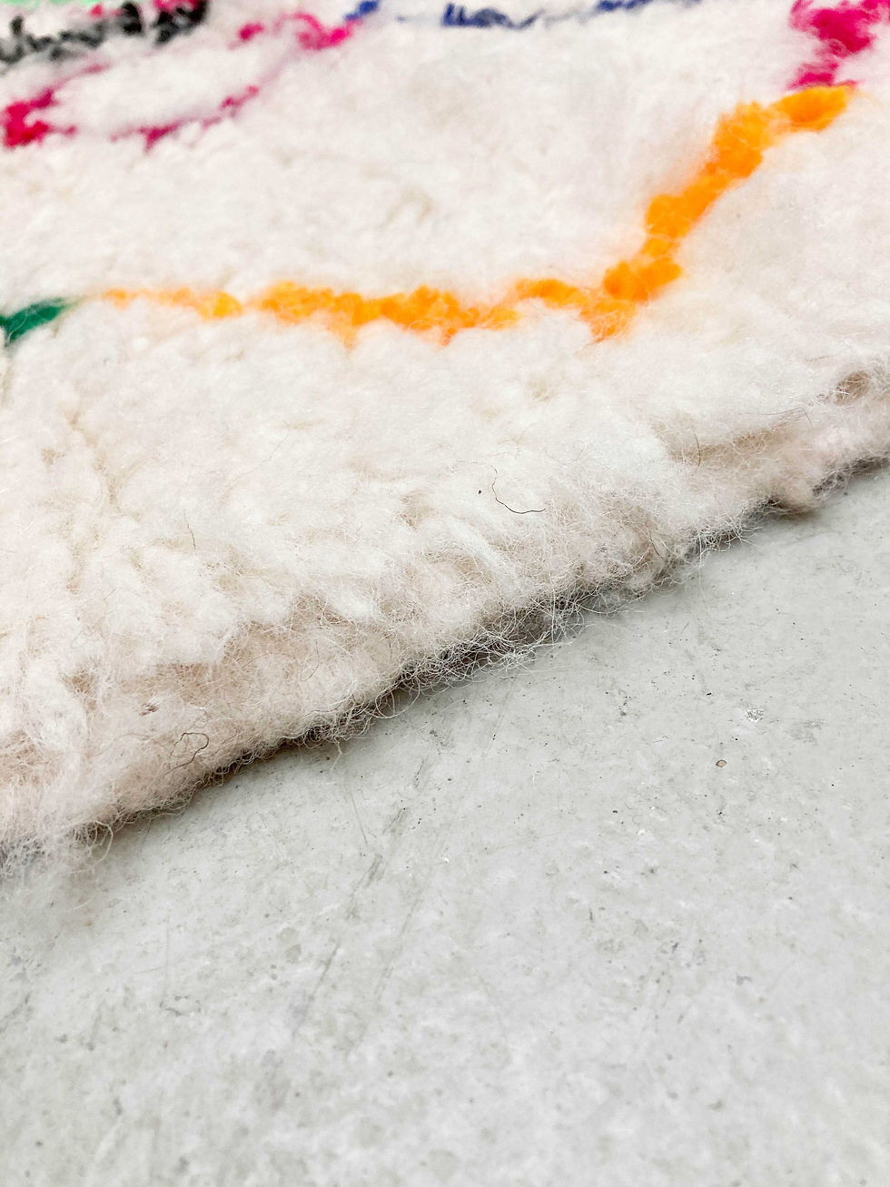 Miniature : Tapis berbère Azilal écru à motifs multicolores 1,45x1,03m