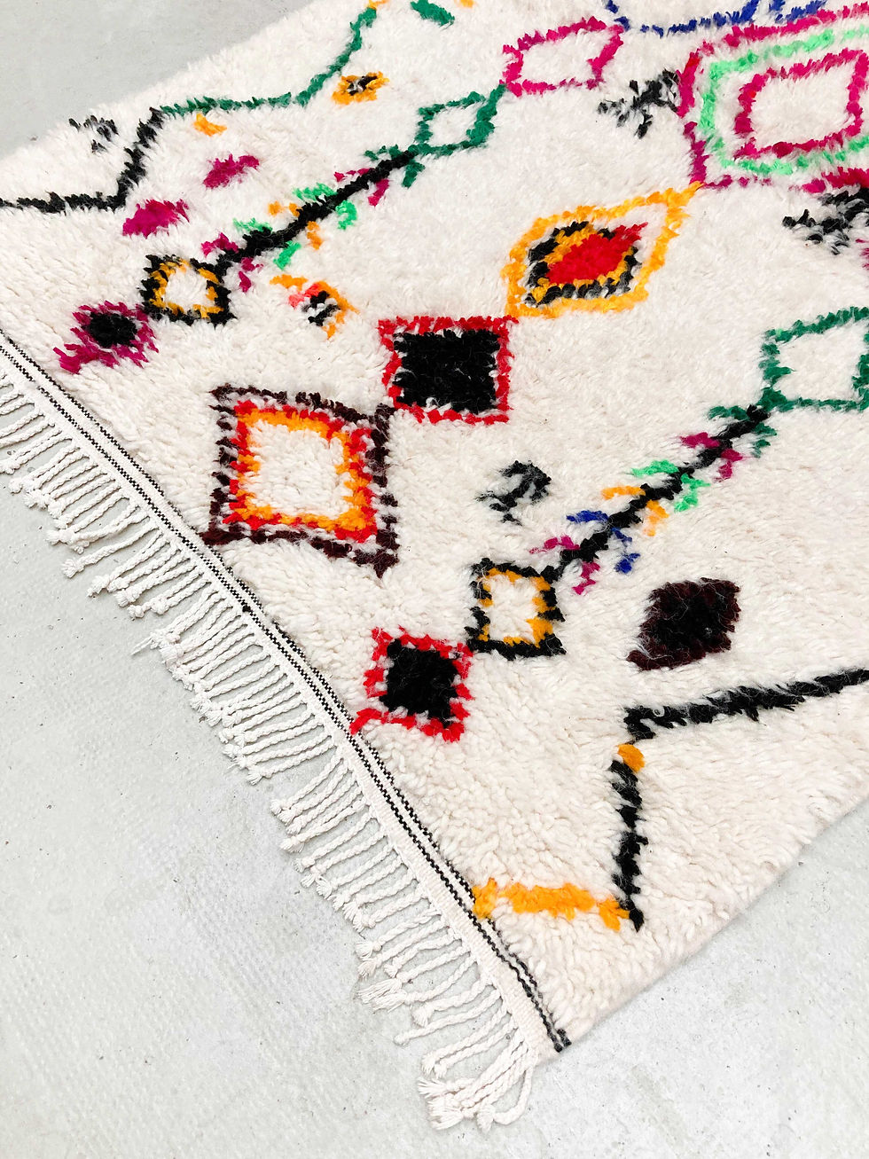 Miniature : Tapis berbère Azilal écru à motifs multicolores 1,45x1,03m