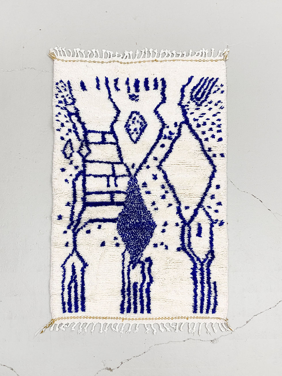Miniature : Tapis berbère Azilal écru à motifs bleu majorelle 1,56x0,98m