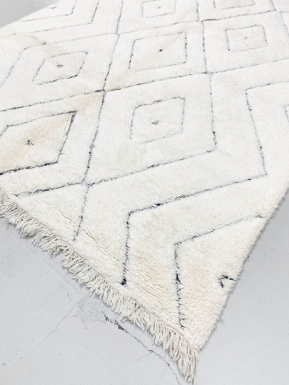 Miniature : Tapis berbère Beni Ouarain écru à losanges noirs gravés 3x2,03m