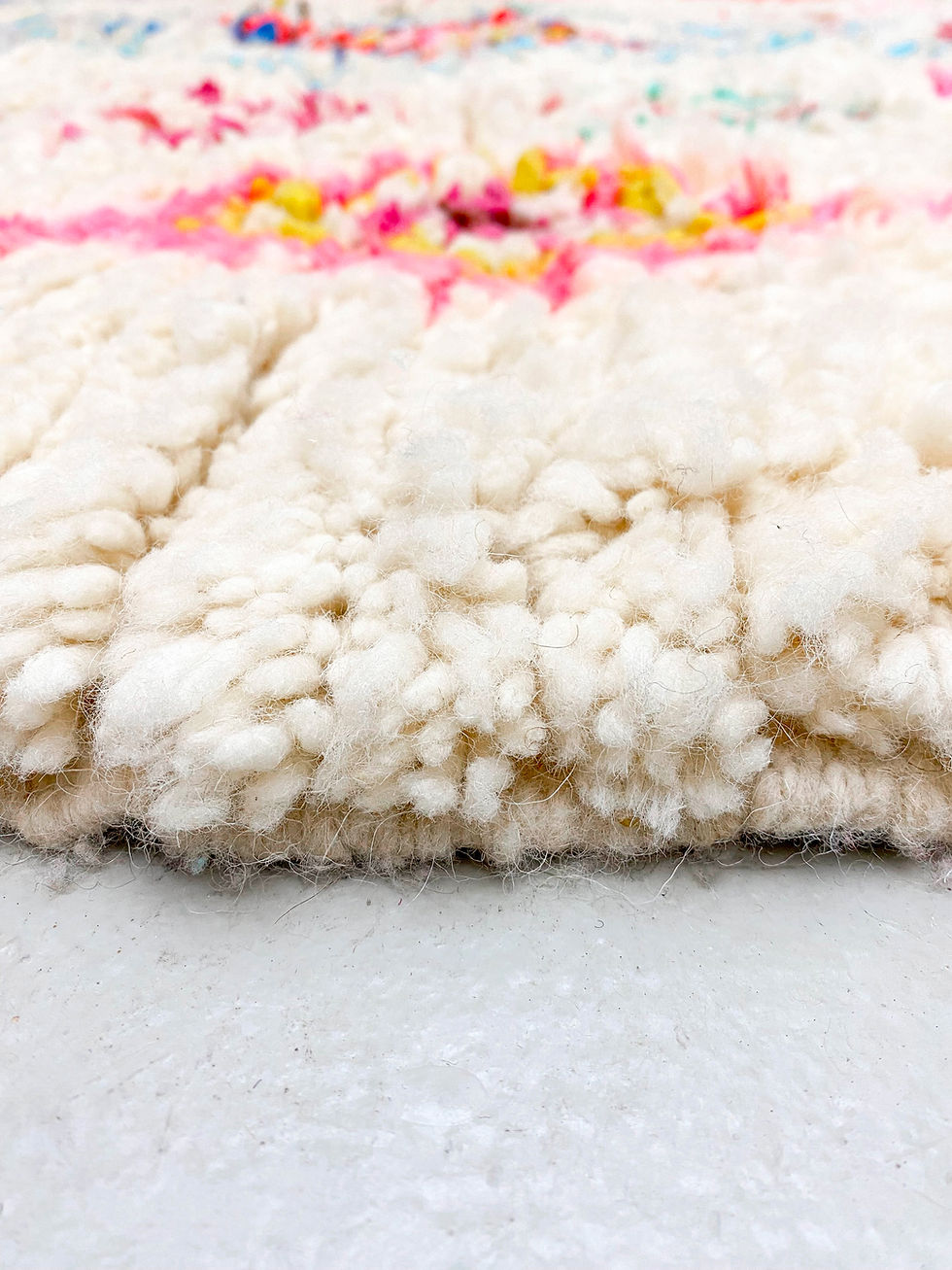 Miniature : Tapis berbère Azilal écru à motifs colorés 2,50x1,52m