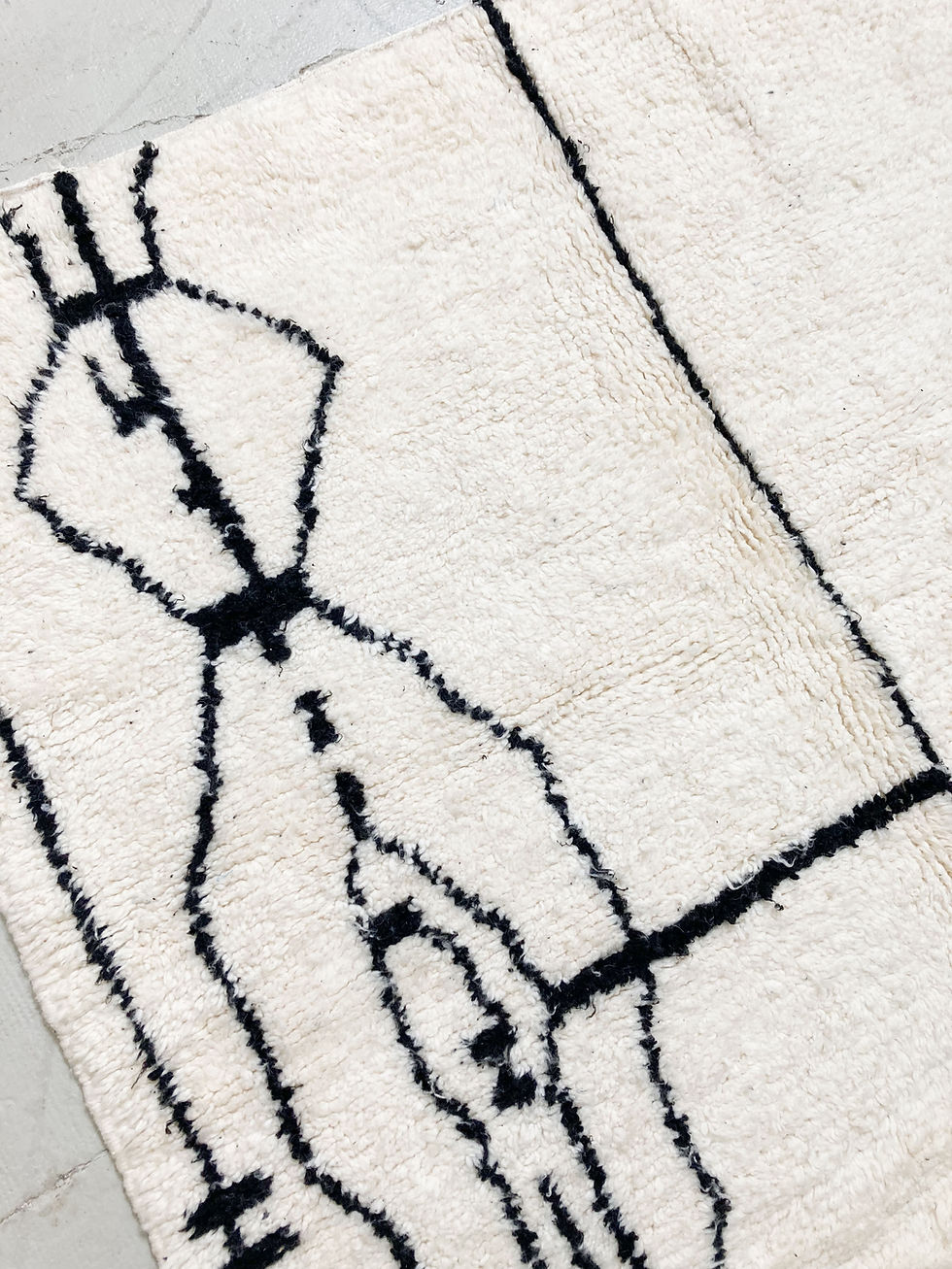 Miniature : Tapis berbère Azilal écru à motifs noirs 2,44x1,57m