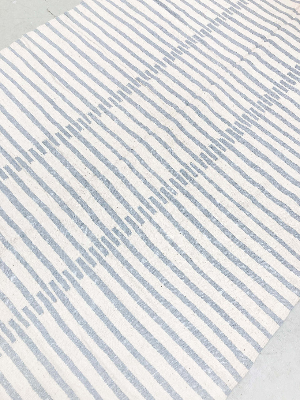 Miniature : Kilim berbère écru à motifs bleus gris 3,33x1,93m