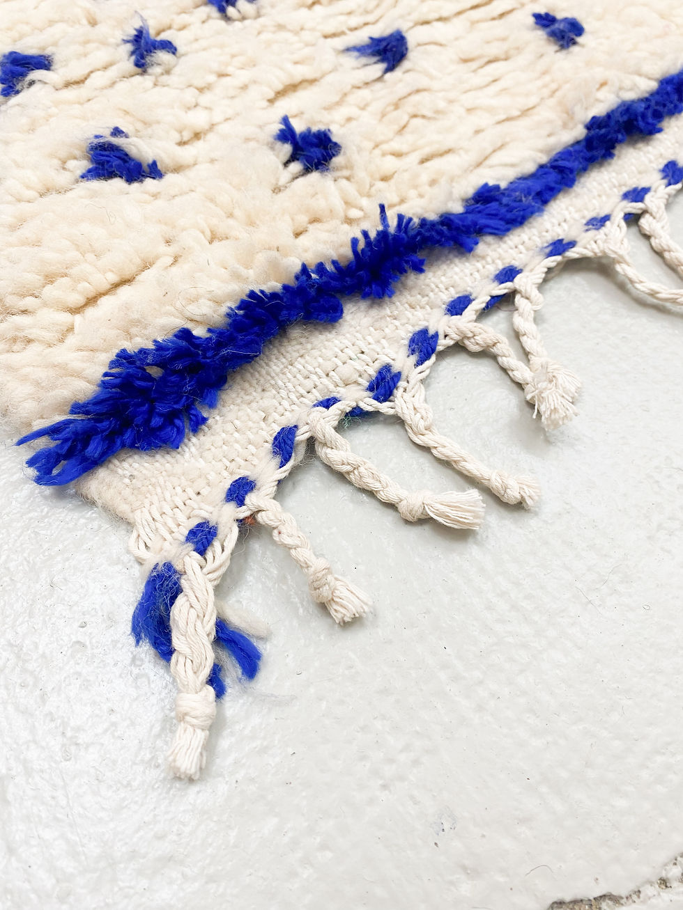 Miniature : Tapis berbère Azilal écru à motifs bleu majorelle 3,12x2,02m